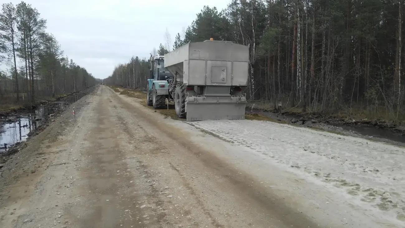 Прицепной распределитель наносит сухое вяжущее на дорожное основание