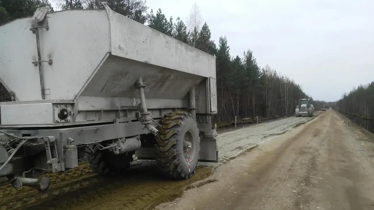 Прицепной распределитель вяжущего на полосе стабилизации грунта