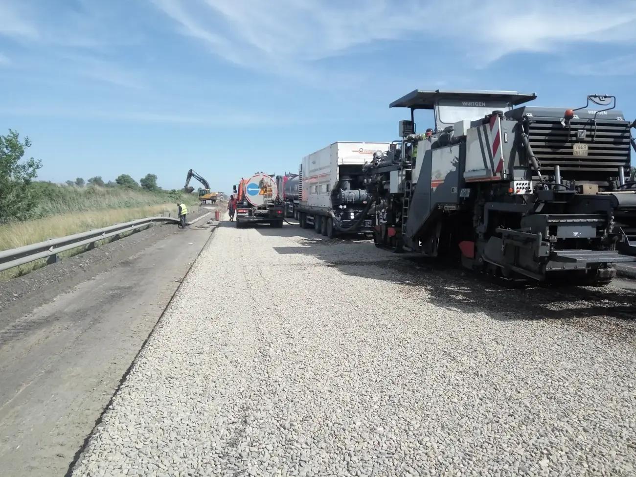 Wirtgen 2200 CR в составе дорожного ресайклингового комплекса