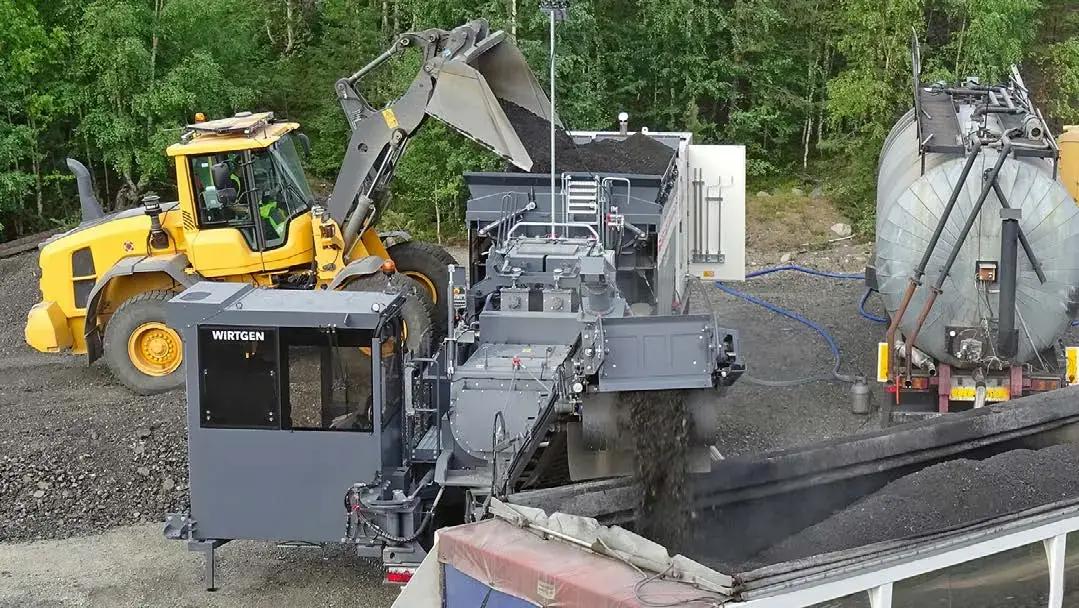 Мобильная смесительная установка Wirtgen KMA 240 работает с погрузчиком и автоцистерной