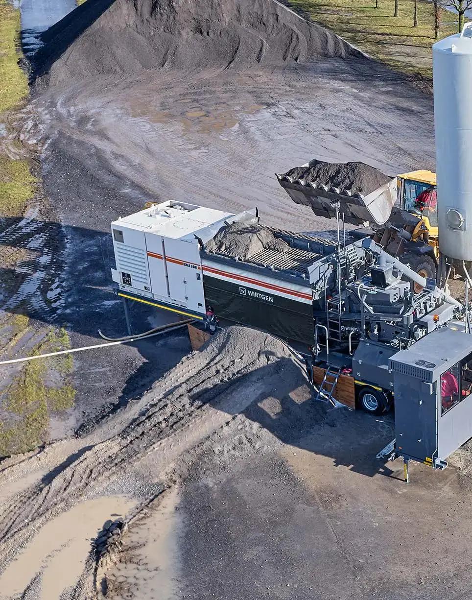 Wirtgen KMA 240 производит холодную смесь на рабочей площадке