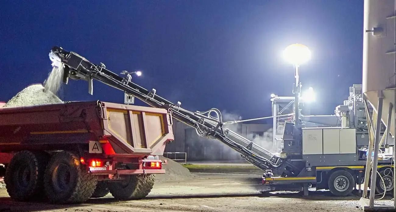 Wirtgen KMA 240 отгружает готовую смесь в самосвал ночью