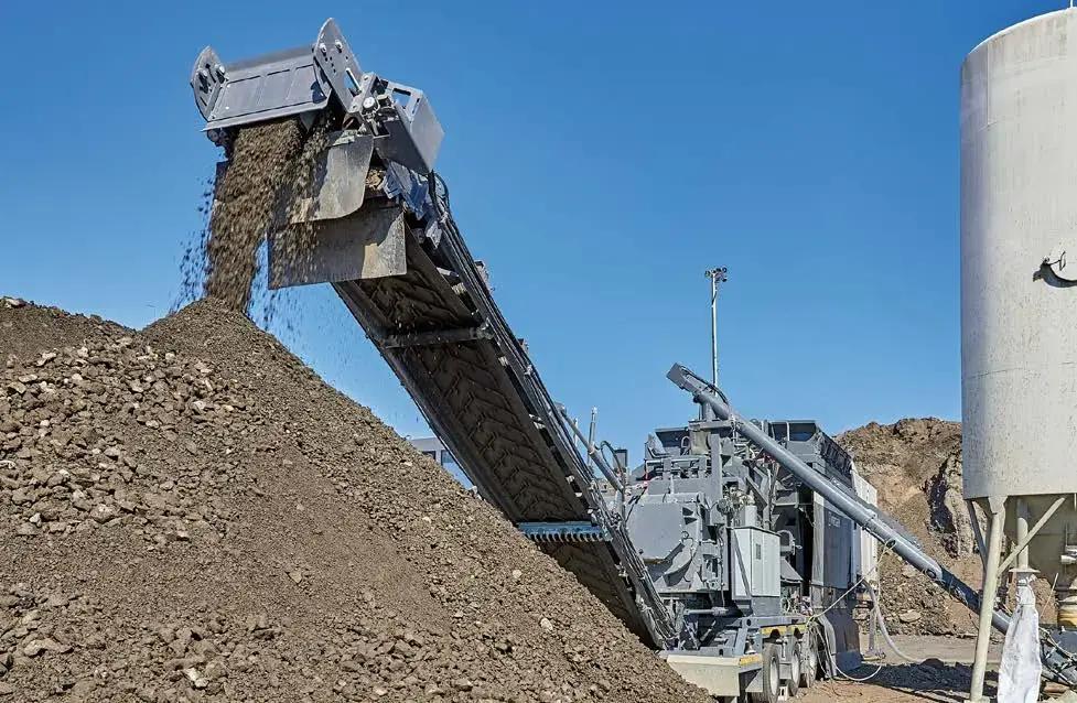 Разгрузочный конвейер Wirtgen KMA 240 выгружает готовую холодную смесь