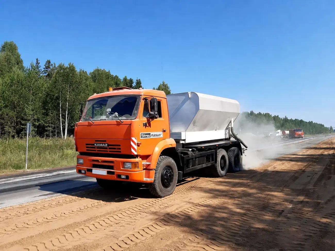 Распределитель вяжущего Streumaster на шасси КАМАЗ в работе