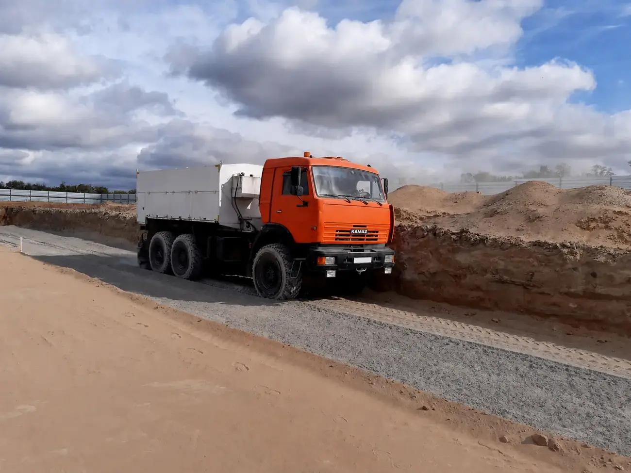 Распределитель вяжущего на КАМАЗ в дорожной выемке