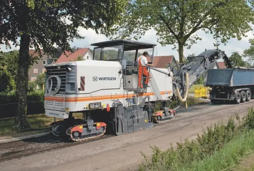 Wirtgen W 200 фрезерует асфальт и загружает материал в самосвал