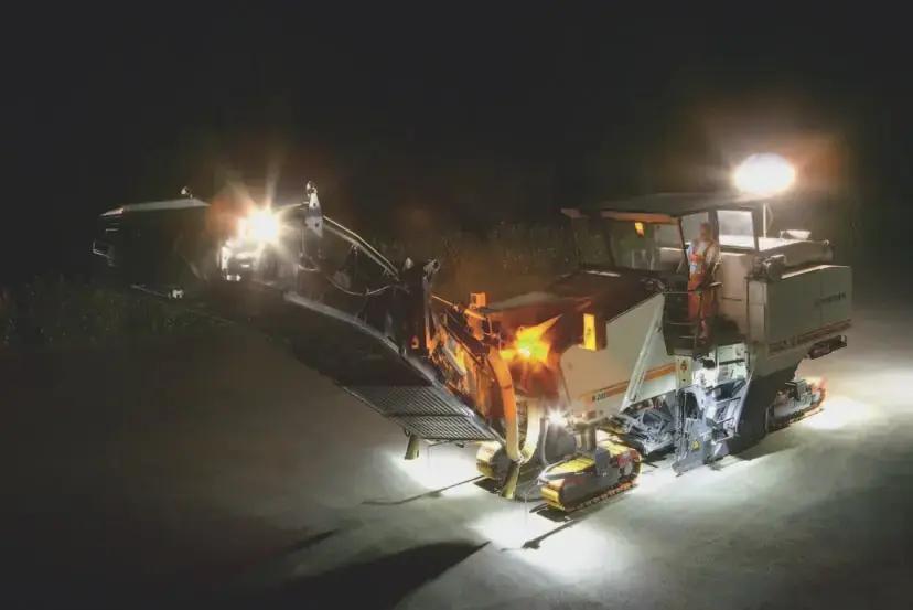 Дорожная фреза Wirtgen W 200 выполняет ночное фрезерование