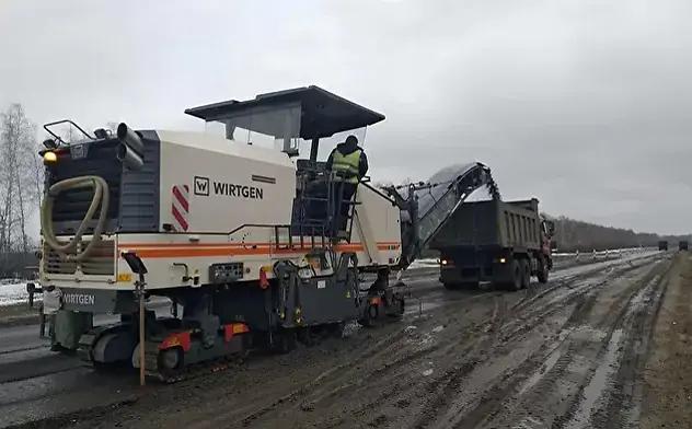 Wirtgen W 200 снимает дорожное покрытие с погрузкой в самосвал на объекте в России