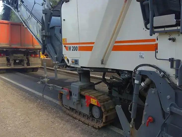 Дорожная фреза Wirtgen W 200 контролирует профиль и глубину среза асфальта