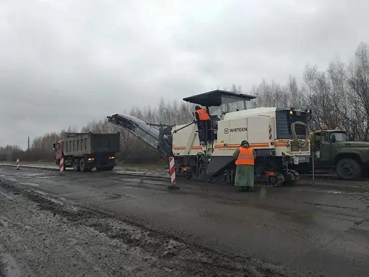 Wirtgen W 200 работает с самосвалами на участке ремонта российской дороги