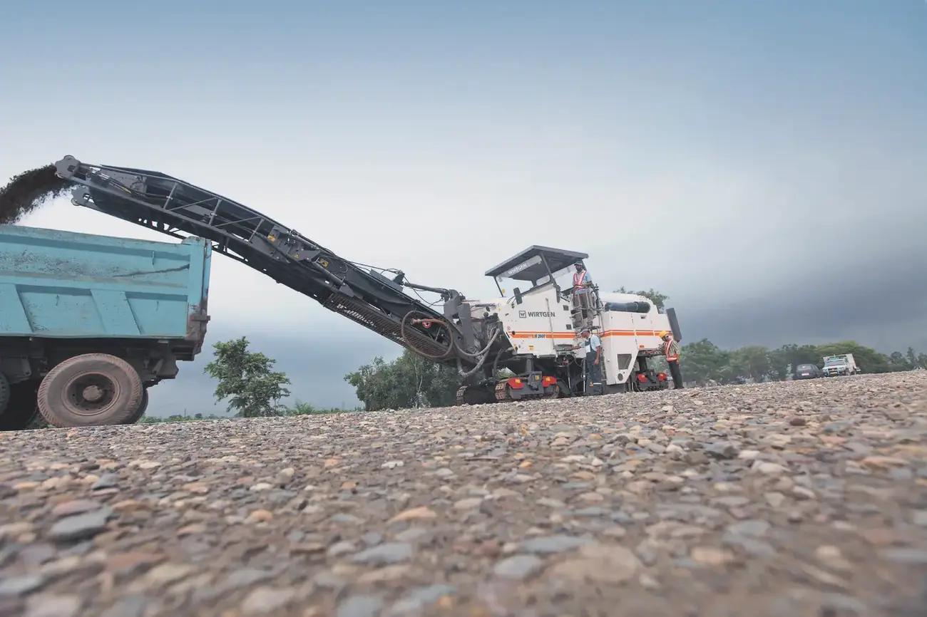 Wirtgen W 2000 фрезерует дорожное покрытие и загружает материал в самосвал