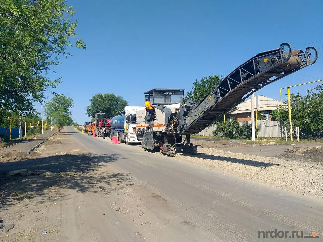 Холодная дорожная фреза работает на городской улице в России