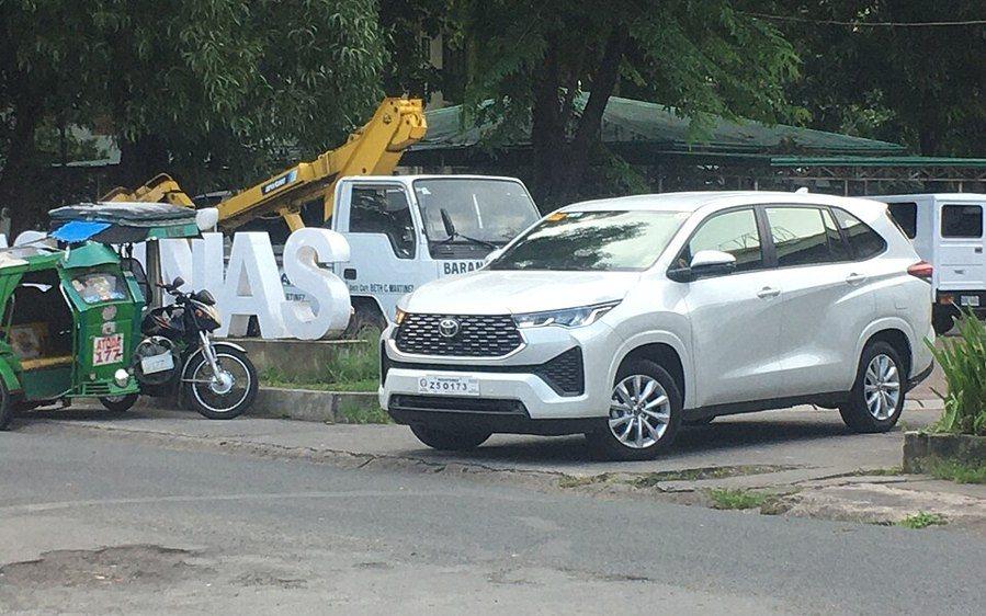Toyota Innova Crysta — дизель, под заказ из Индии